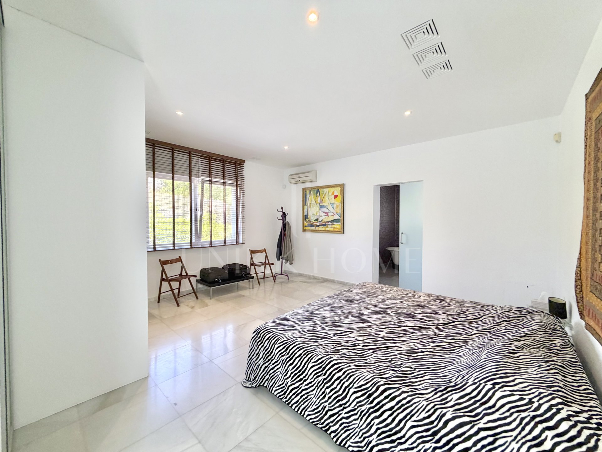 Villa de cuatro dormitorios orientada al sur en Altos de Estepona, con vistas panorámicas al mar y a la montaña
