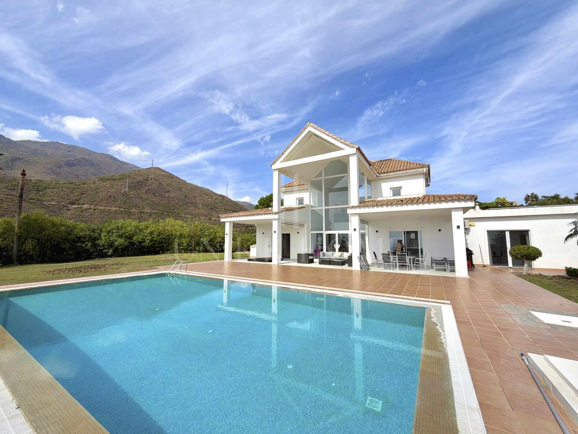 Villa de cuatro dormitorios orientada al sur en Altos de Estepona, con vistas panorámicas al mar y a la montaña