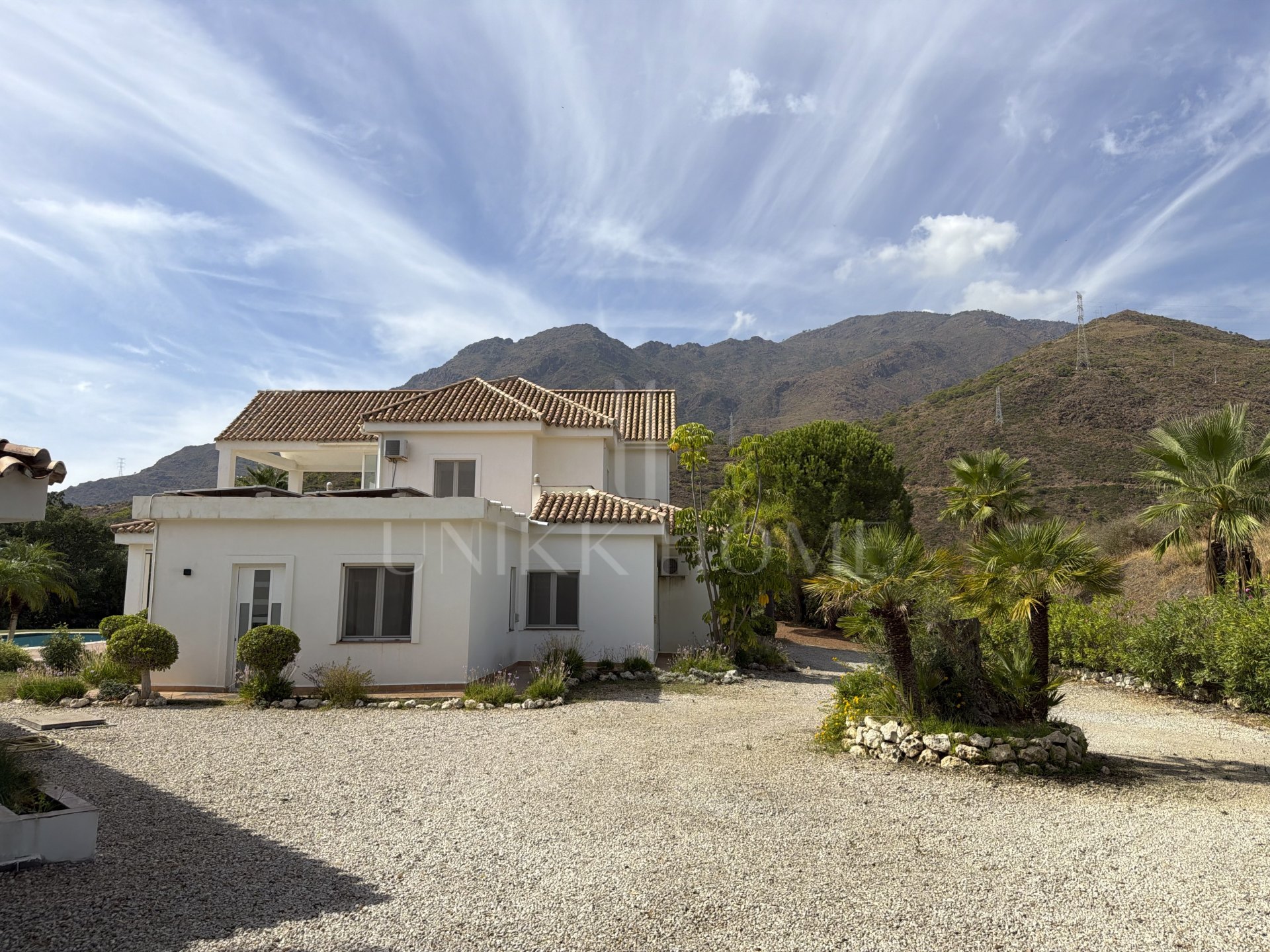 Villa de cuatro dormitorios orientada al sur en Altos de Estepona, con vistas panorámicas al mar y a la montaña