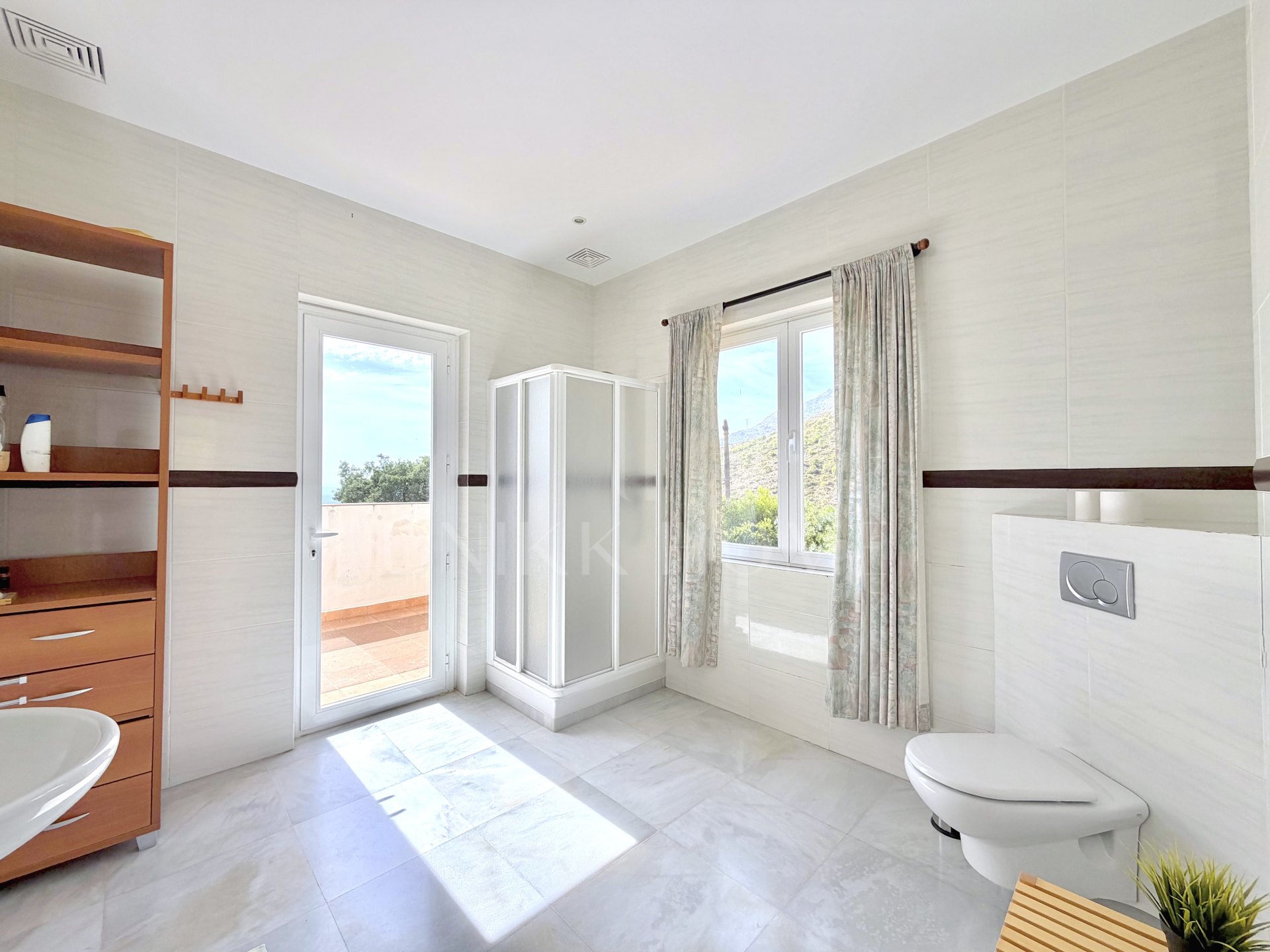 Villa de cuatro dormitorios orientada al sur en Altos de Estepona, con vistas panorámicas al mar y a la montaña