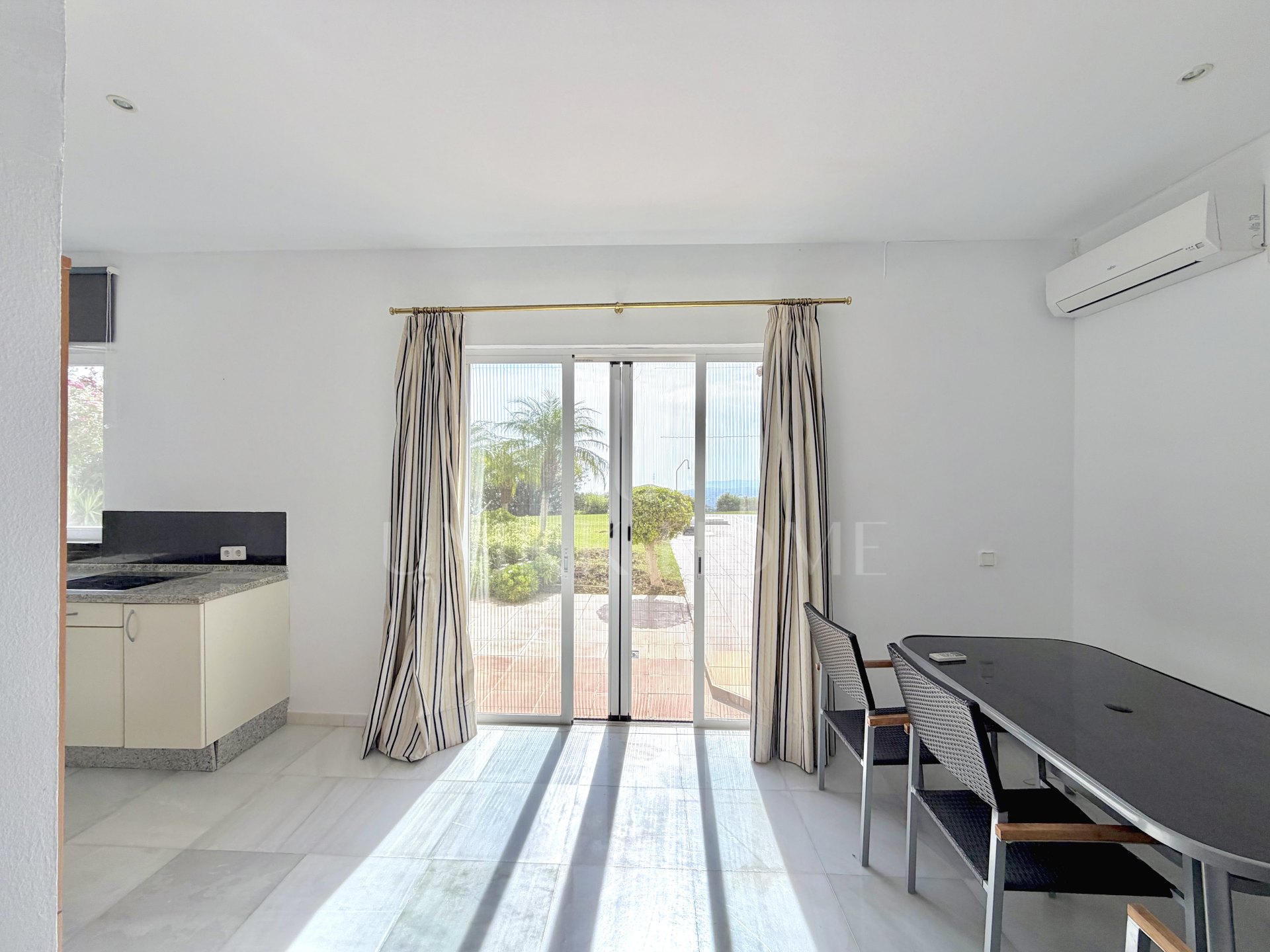 Villa de cuatro dormitorios orientada al sur en Altos de Estepona, con vistas panorámicas al mar y a la montaña