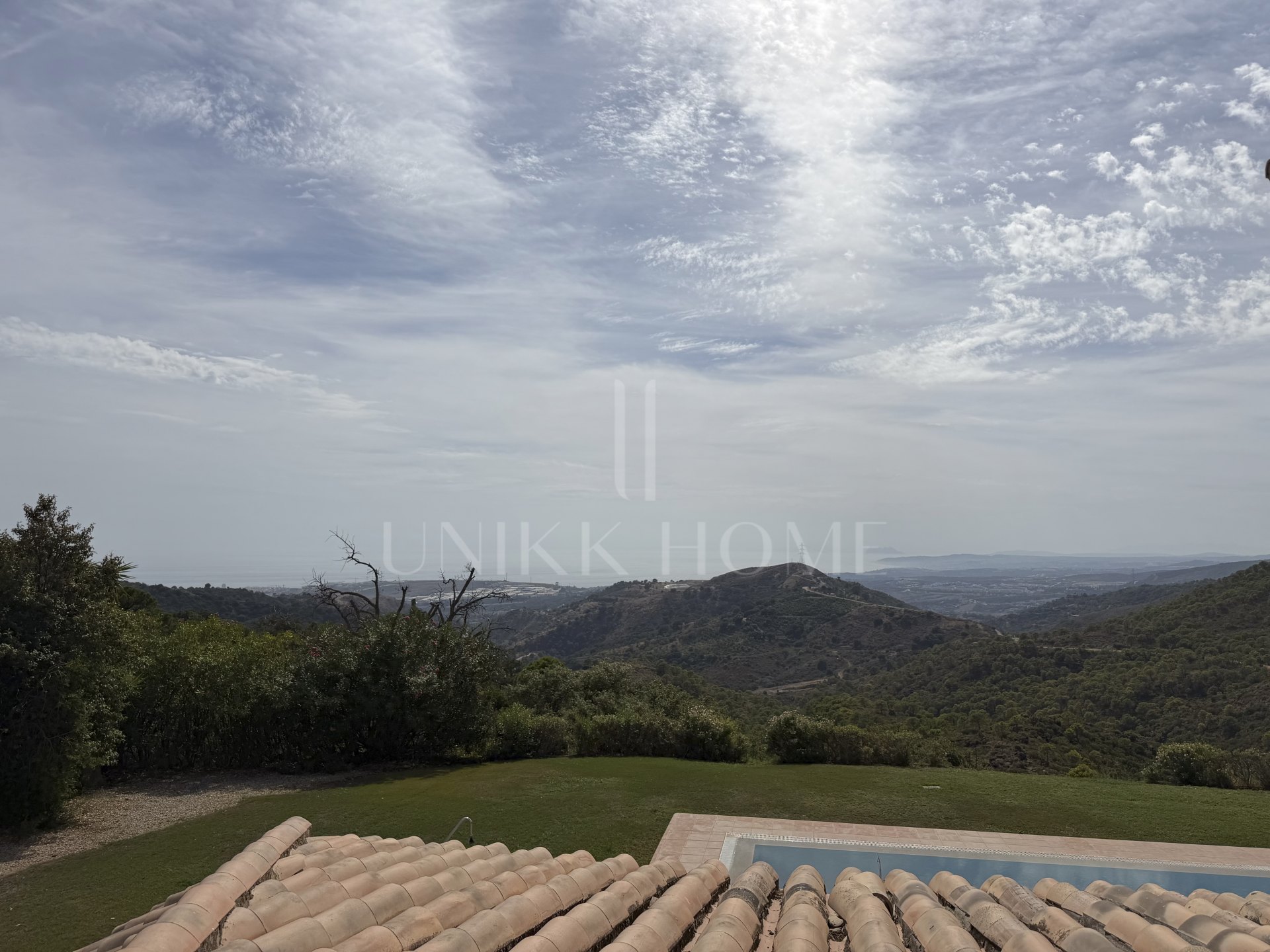Villa de cuatro dormitorios orientada al sur en Altos de Estepona, con vistas panorámicas al mar y a la montaña