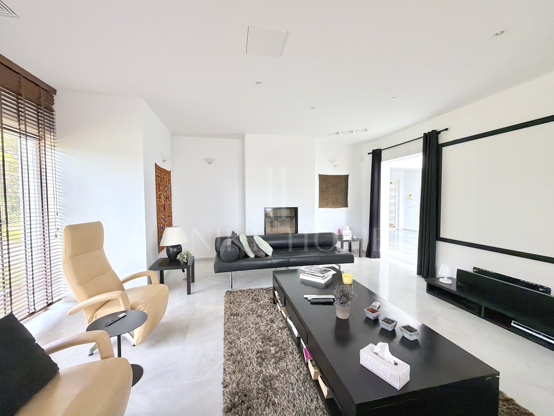 Villa de cuatro dormitorios orientada al sur en Altos de Estepona, con vistas panorámicas al mar y a la montaña