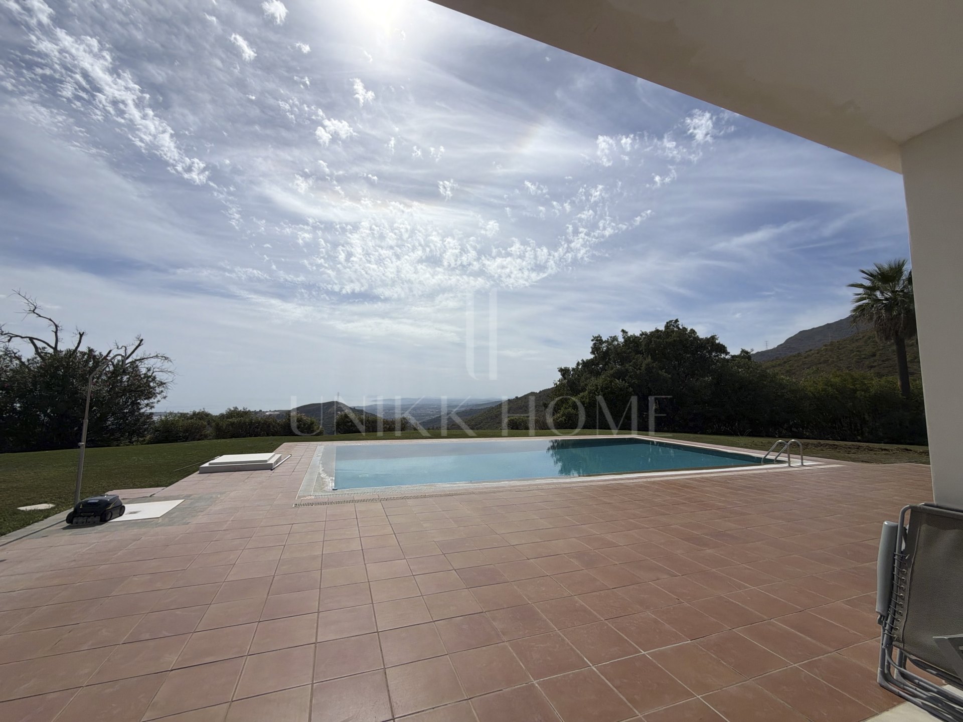 Villa de cuatro dormitorios orientada al sur en Altos de Estepona, con vistas panorámicas al mar y a la montaña
