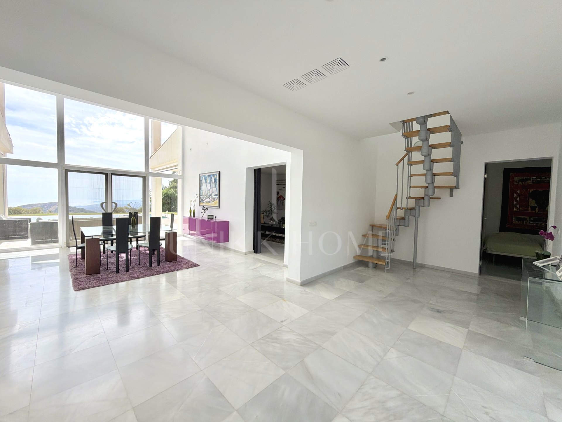 Villa de cuatro dormitorios orientada al sur en Altos de Estepona, con vistas panorámicas al mar y a la montaña