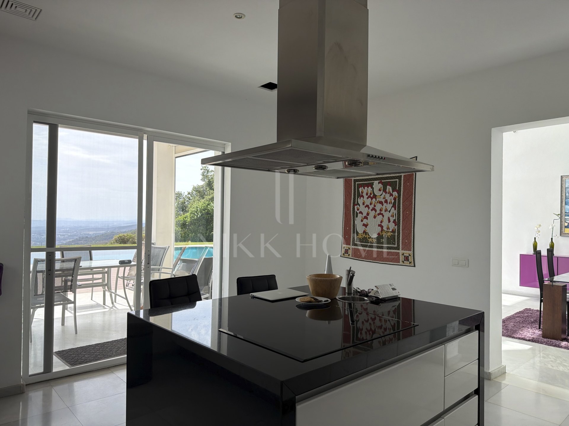 Villa de cuatro dormitorios orientada al sur en Altos de Estepona, con vistas panorámicas al mar y a la montaña