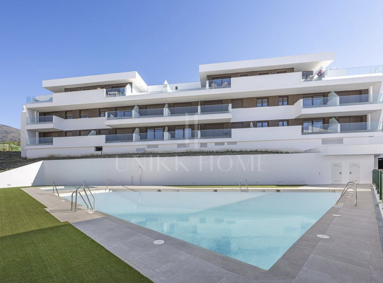 Modern Three-Bedroom Apartment in Estepona with Panoramic Views