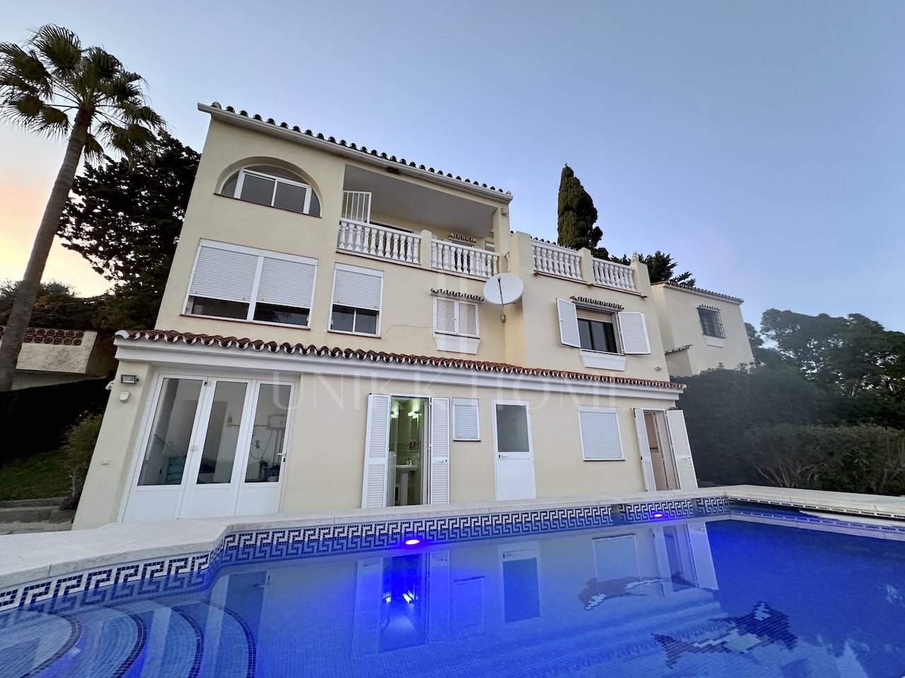 Villa en venta en Buenas Noches, Estepona Oeste