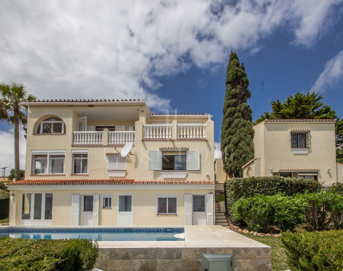 Villa en venta en Buenas Noches, Estepona Oeste