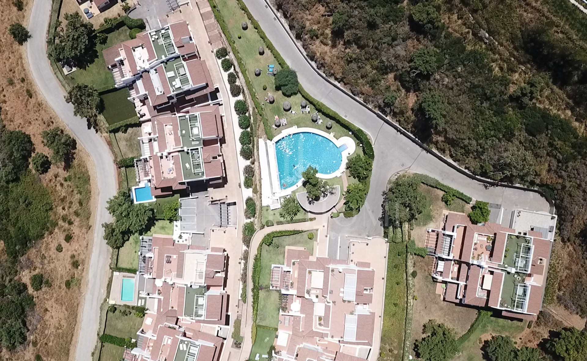 Elegant Three-Bedroom Apartment with Panoramic Views in La Mairena, Marbella East