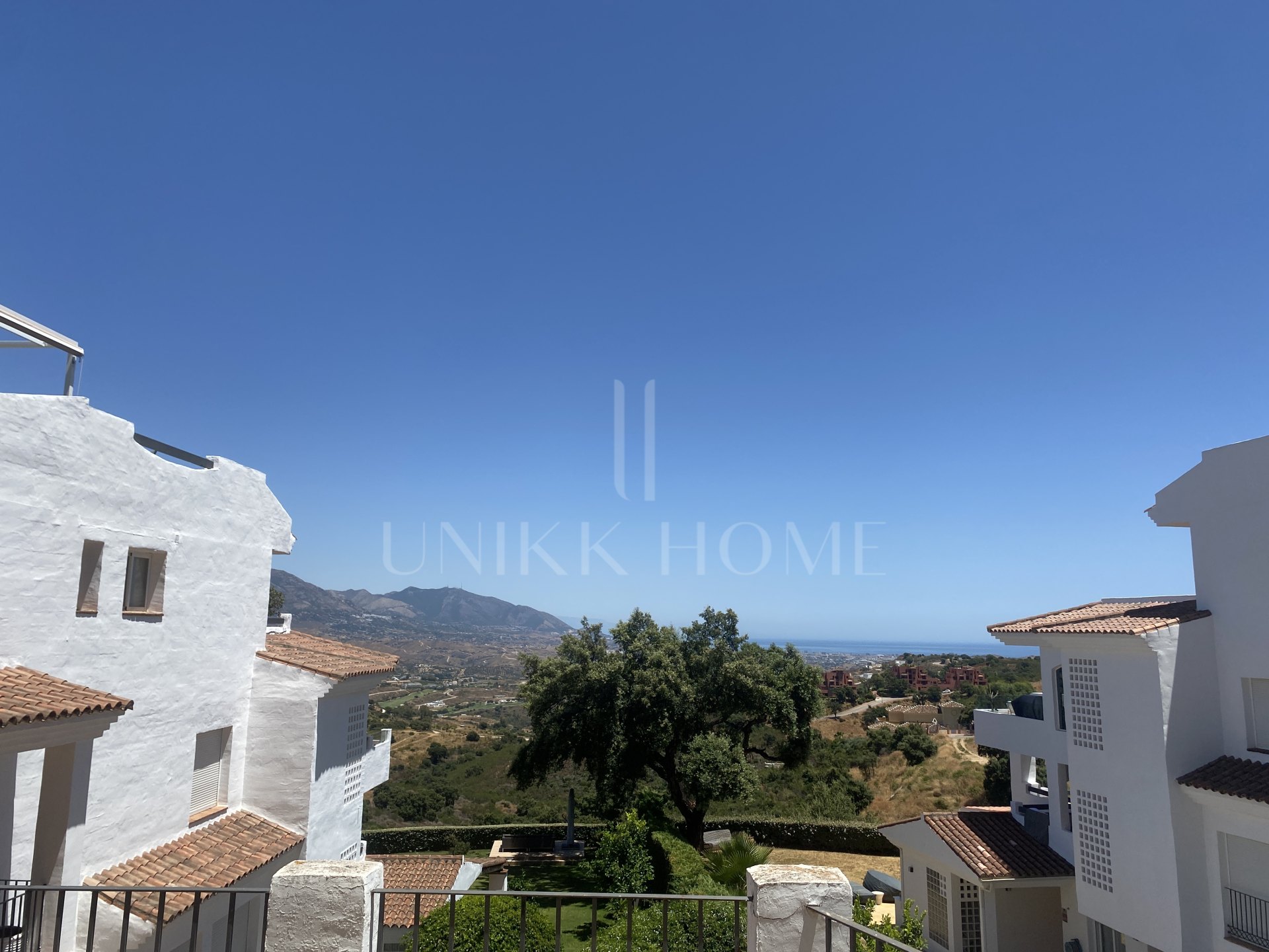 Elegant Three-Bedroom Apartment with Panoramic Views in La Mairena, Marbella East