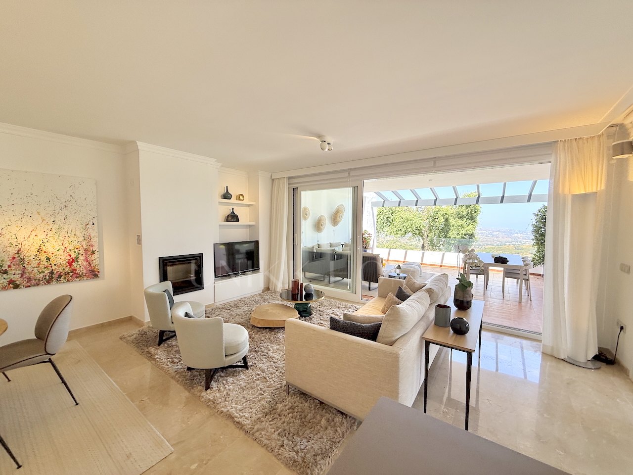 Elegant Three-Bedroom Apartment with Panoramic Views in La Mairena, Marbella East