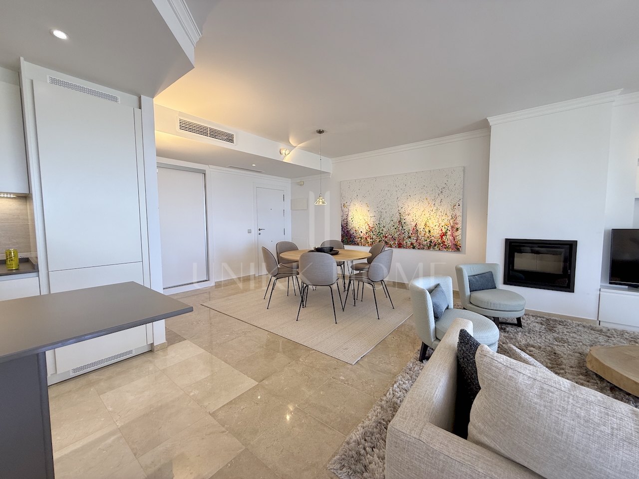 Elegant Three-Bedroom Apartment with Panoramic Views in La Mairena, Marbella East