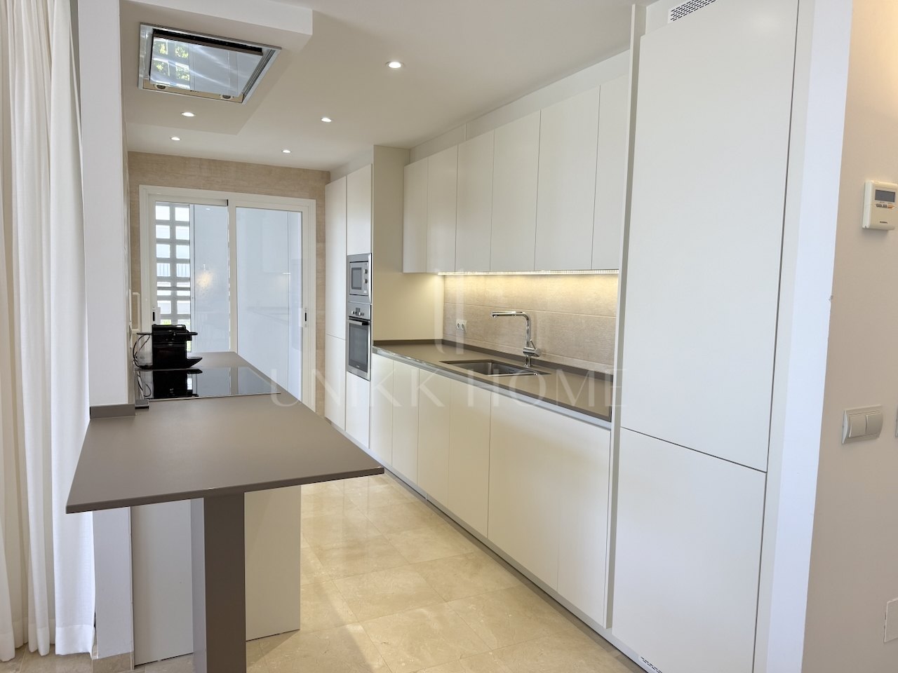 Elegant Three-Bedroom Apartment with Panoramic Views in La Mairena, Marbella East