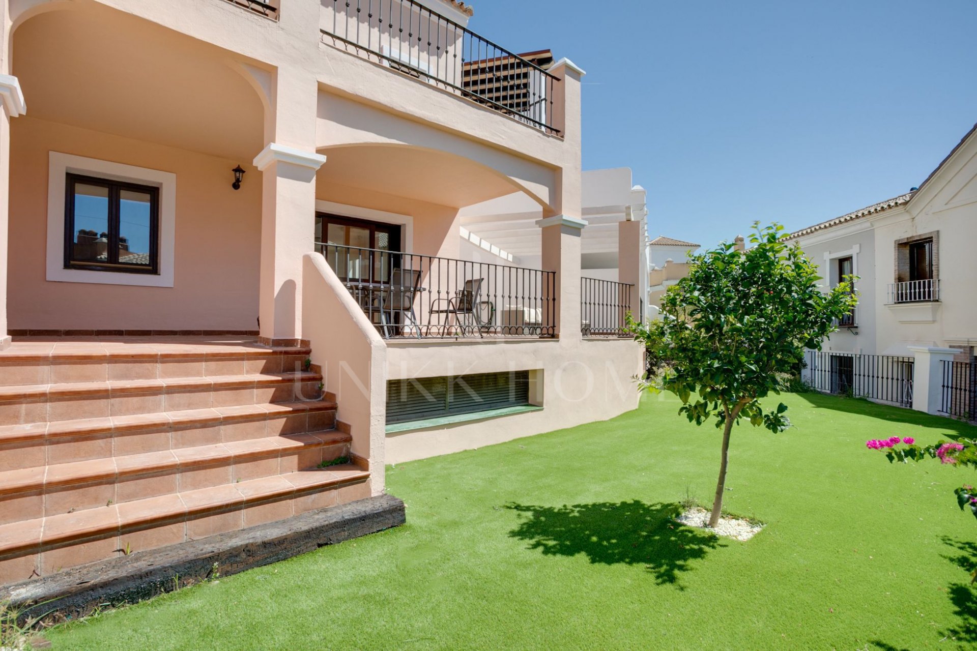 Elegante casa de tres dormitorios en El Paraíso, Estepona