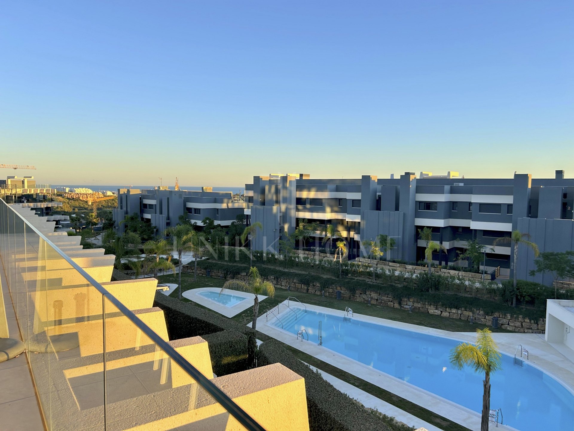 Elegante apartamento de tres dormitorios en Oasis325, Estepona Este