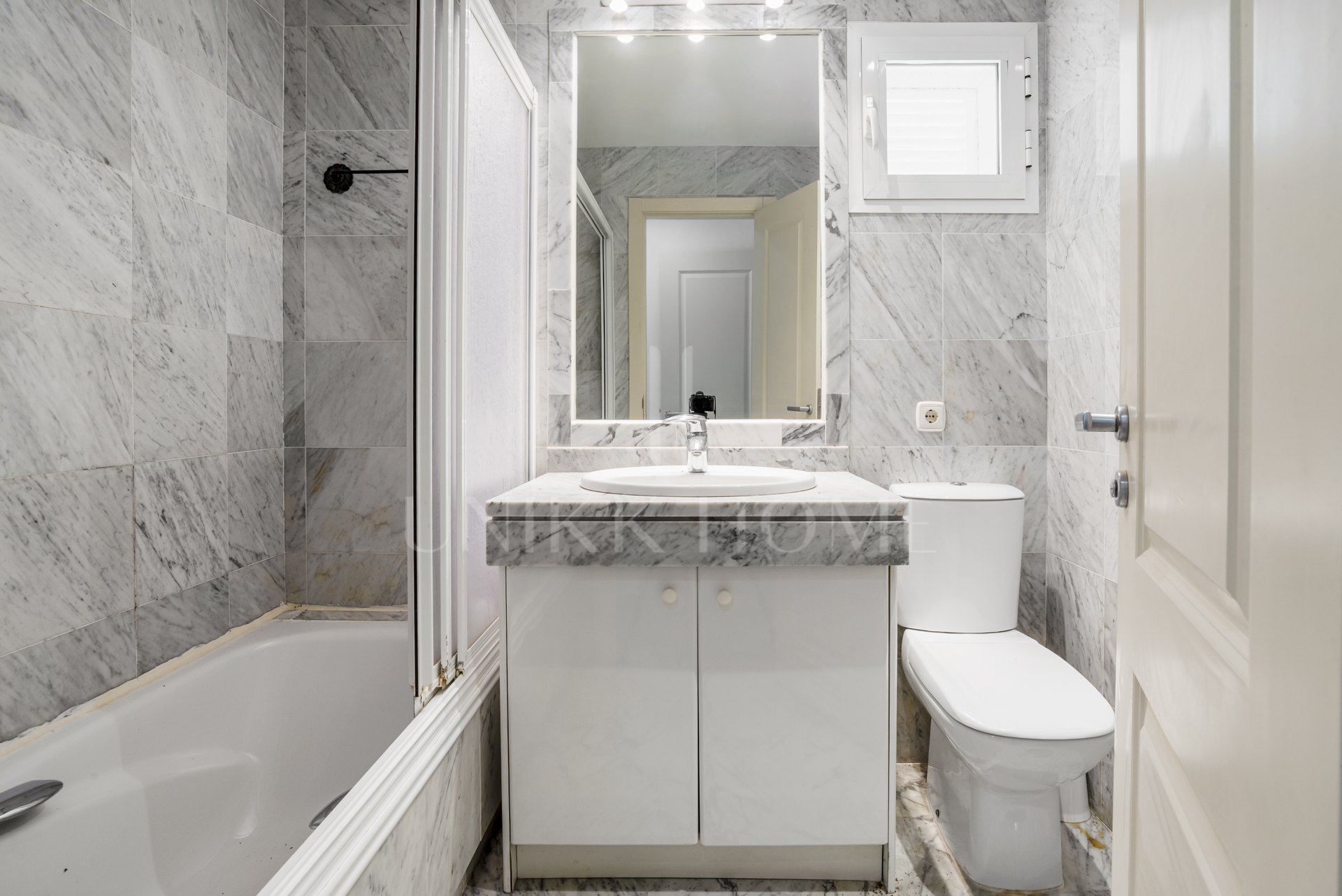 Elegante apartamento en planta baja con jardín privado en Bahía de Marbella