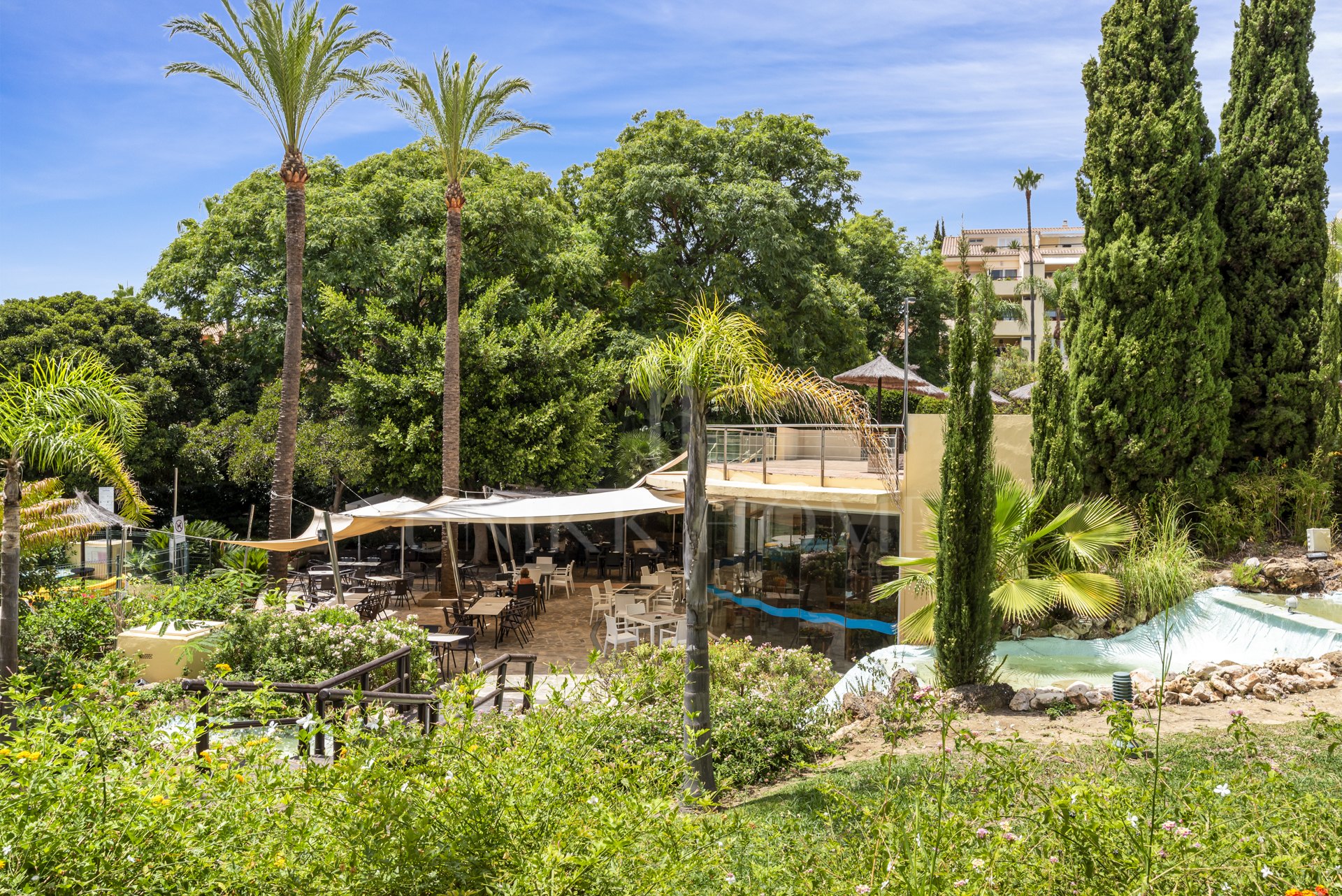Elegante apartamento en planta baja con jardín privado en Bahía de Marbella