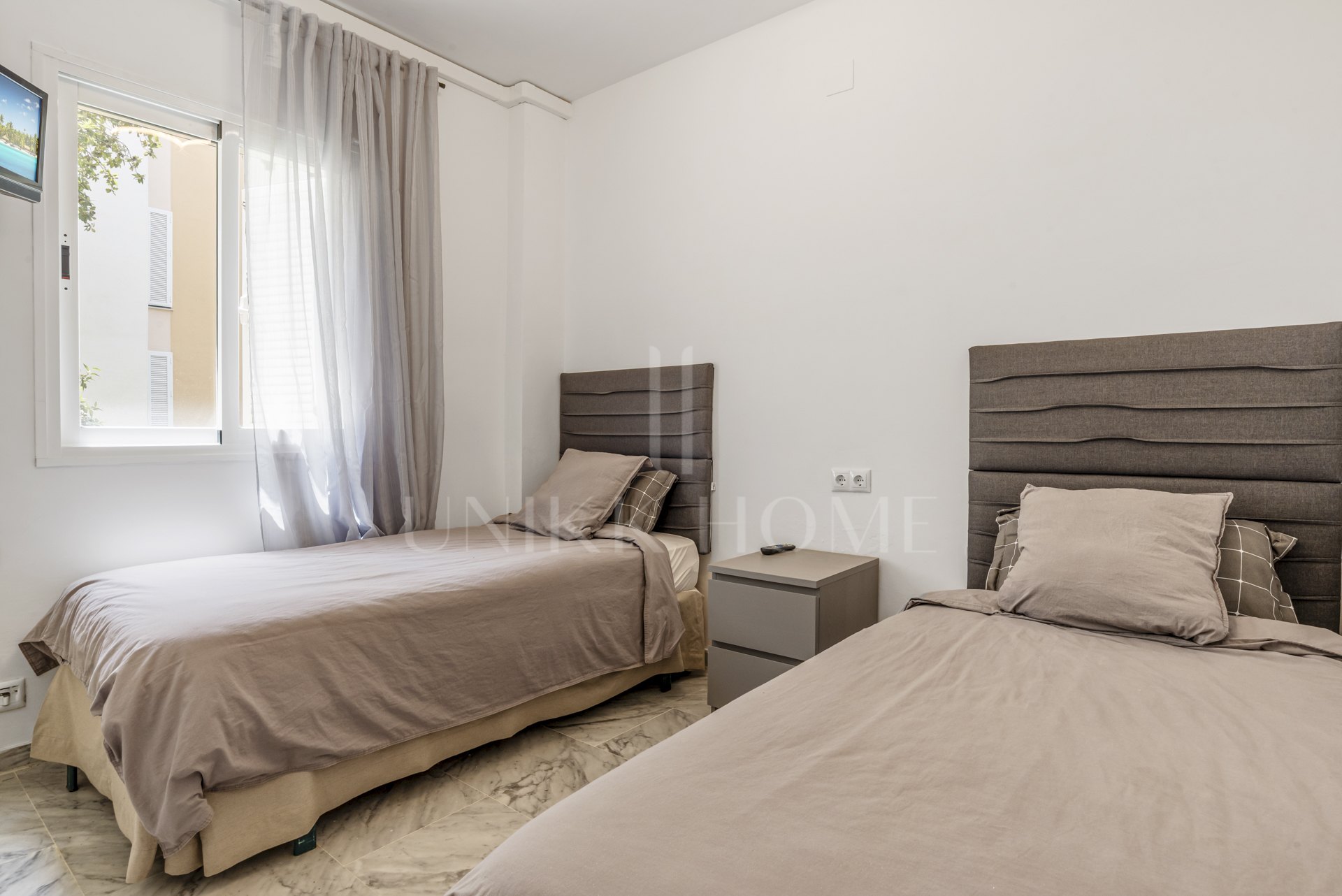 Elegante apartamento en planta baja con jardín privado en Bahía de Marbella