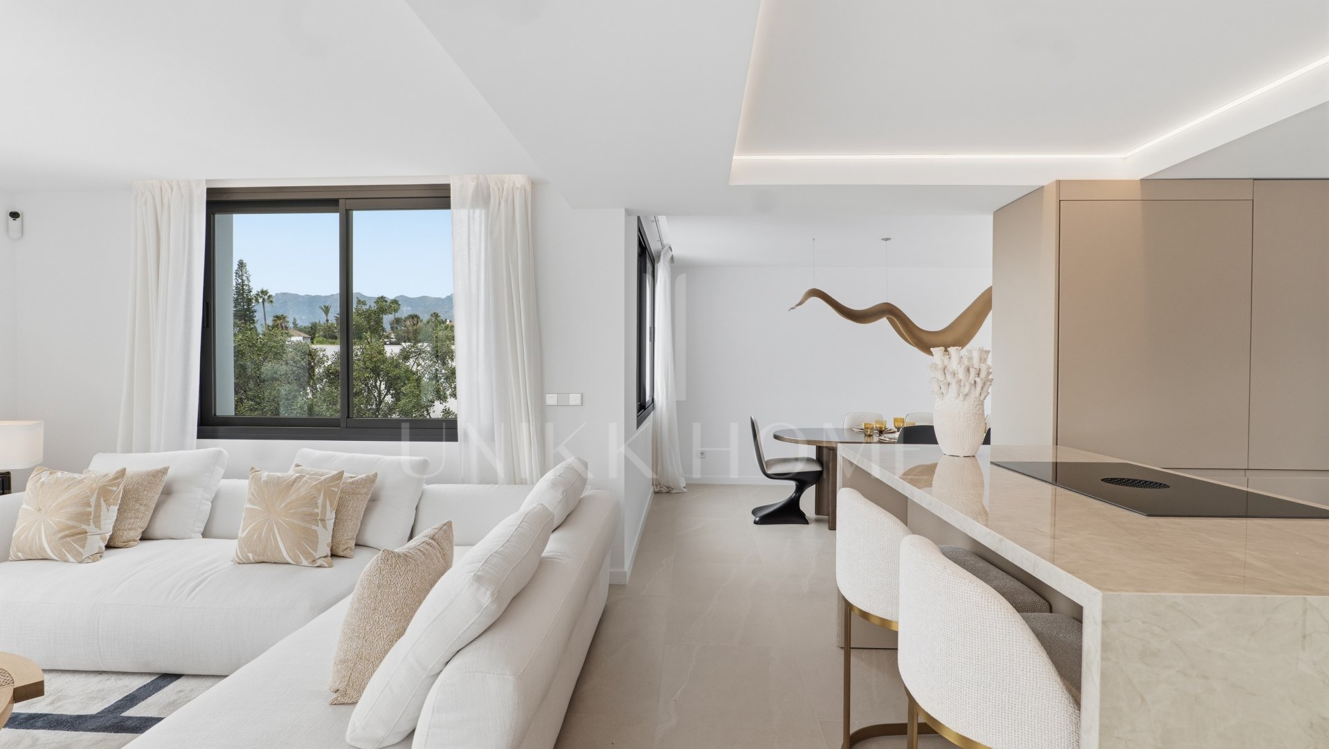 Elegante villa contemporánea con vistas al mar en El Rosario, Marbella