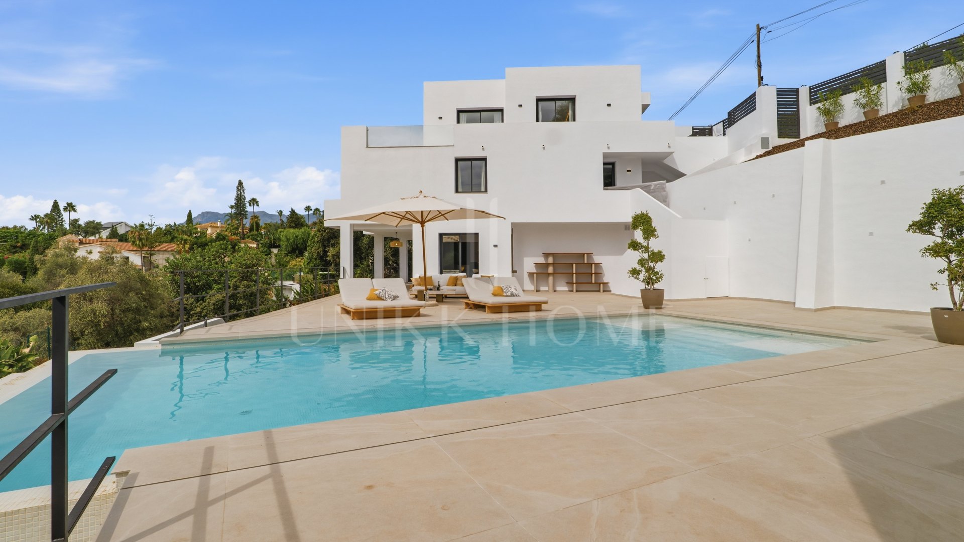 Elegante villa contemporánea con vistas al mar en El Rosario, Marbella