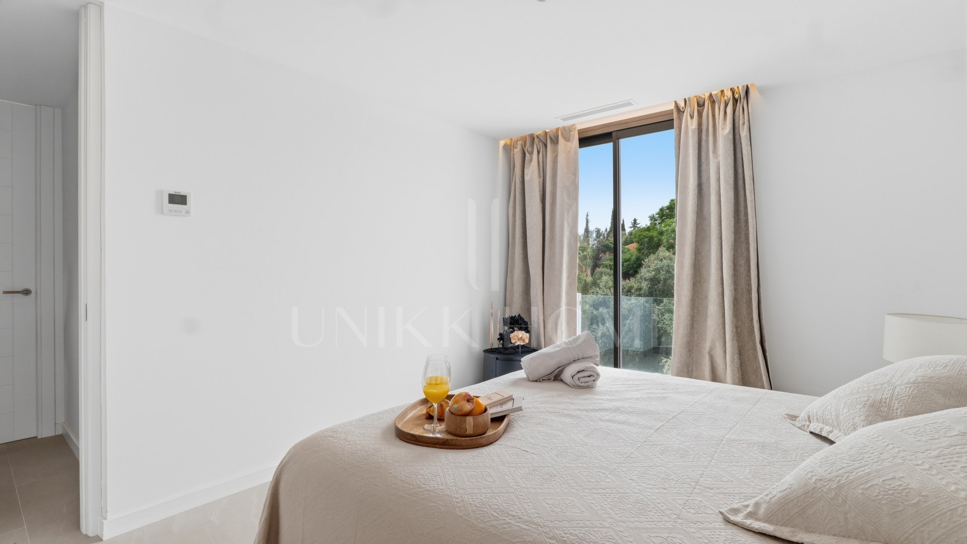 Elegante villa contemporánea con vistas al mar en El Rosario, Marbella