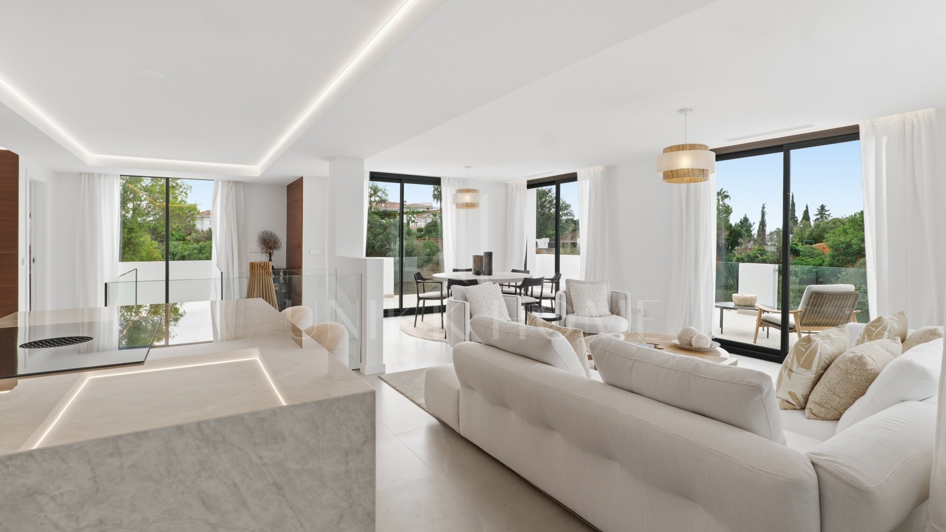 Elegante villa contemporánea con vistas al mar en El Rosario, Marbella