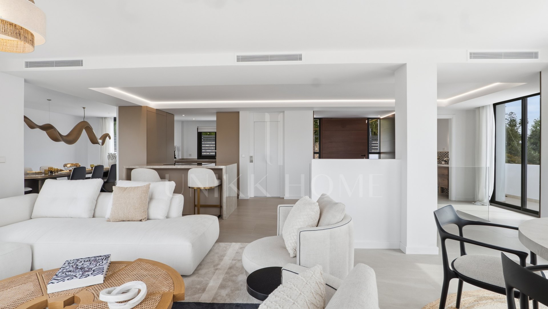 Elegante villa contemporánea con vistas al mar en El Rosario, Marbella