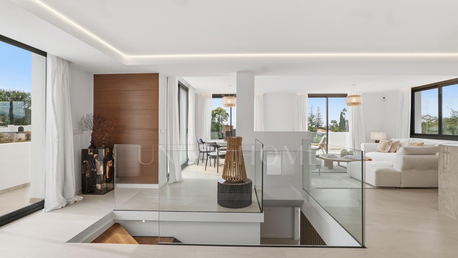 Elegante villa contemporánea con vistas al mar en El Rosario, Marbella