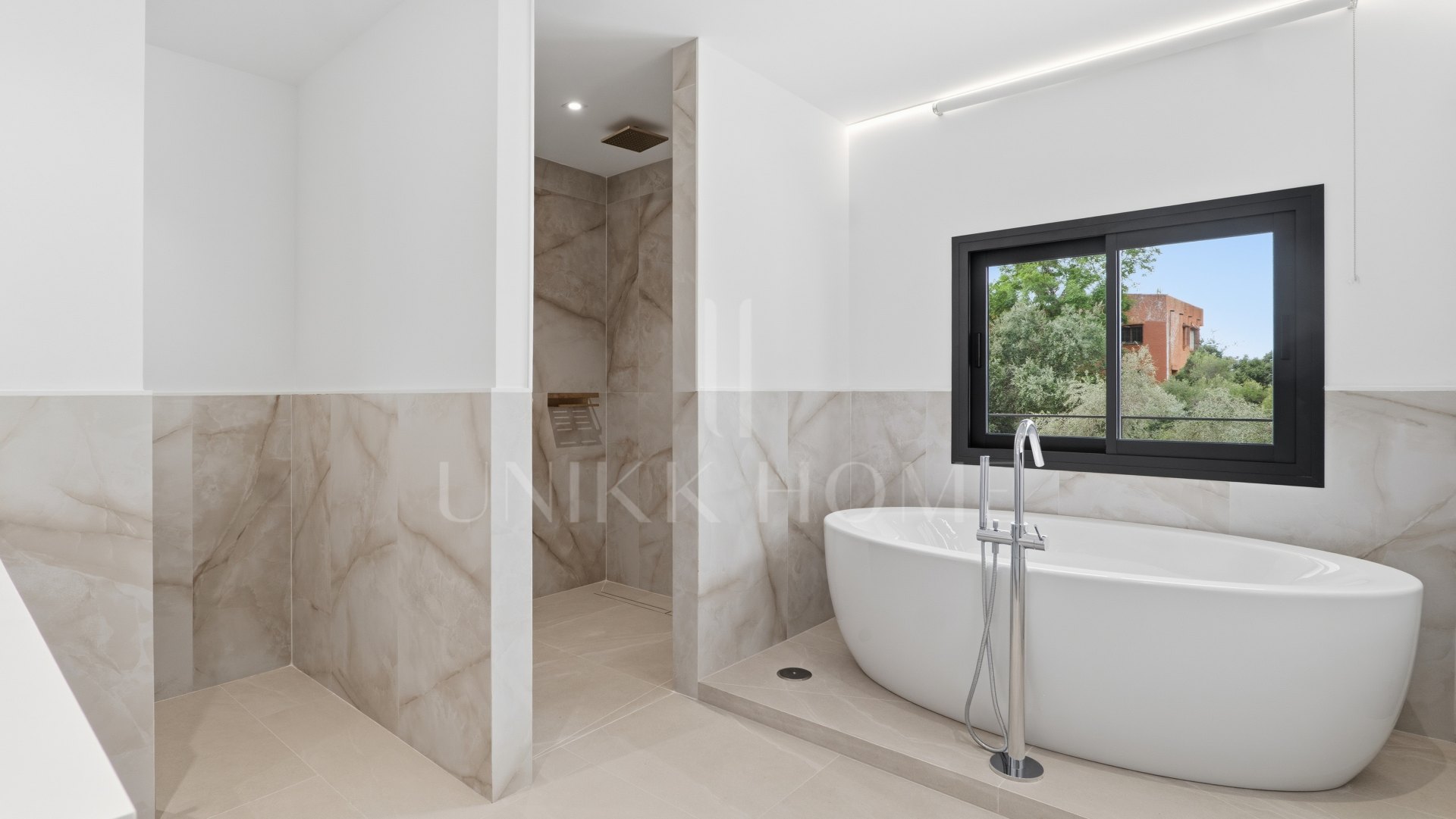 Elegante villa contemporánea con vistas al mar en El Rosario, Marbella