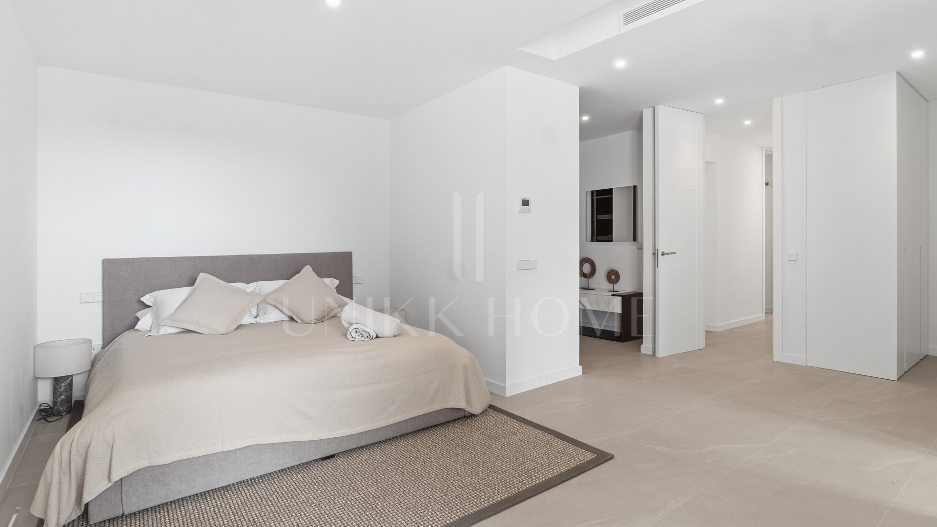 Elegante villa contemporánea con vistas al mar en El Rosario, Marbella