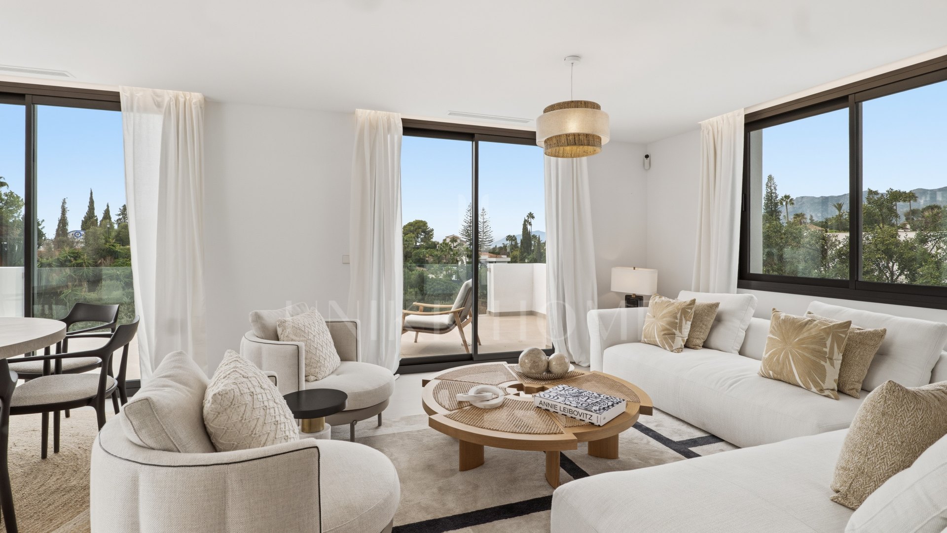 Elegante villa contemporánea con vistas al mar en El Rosario, Marbella