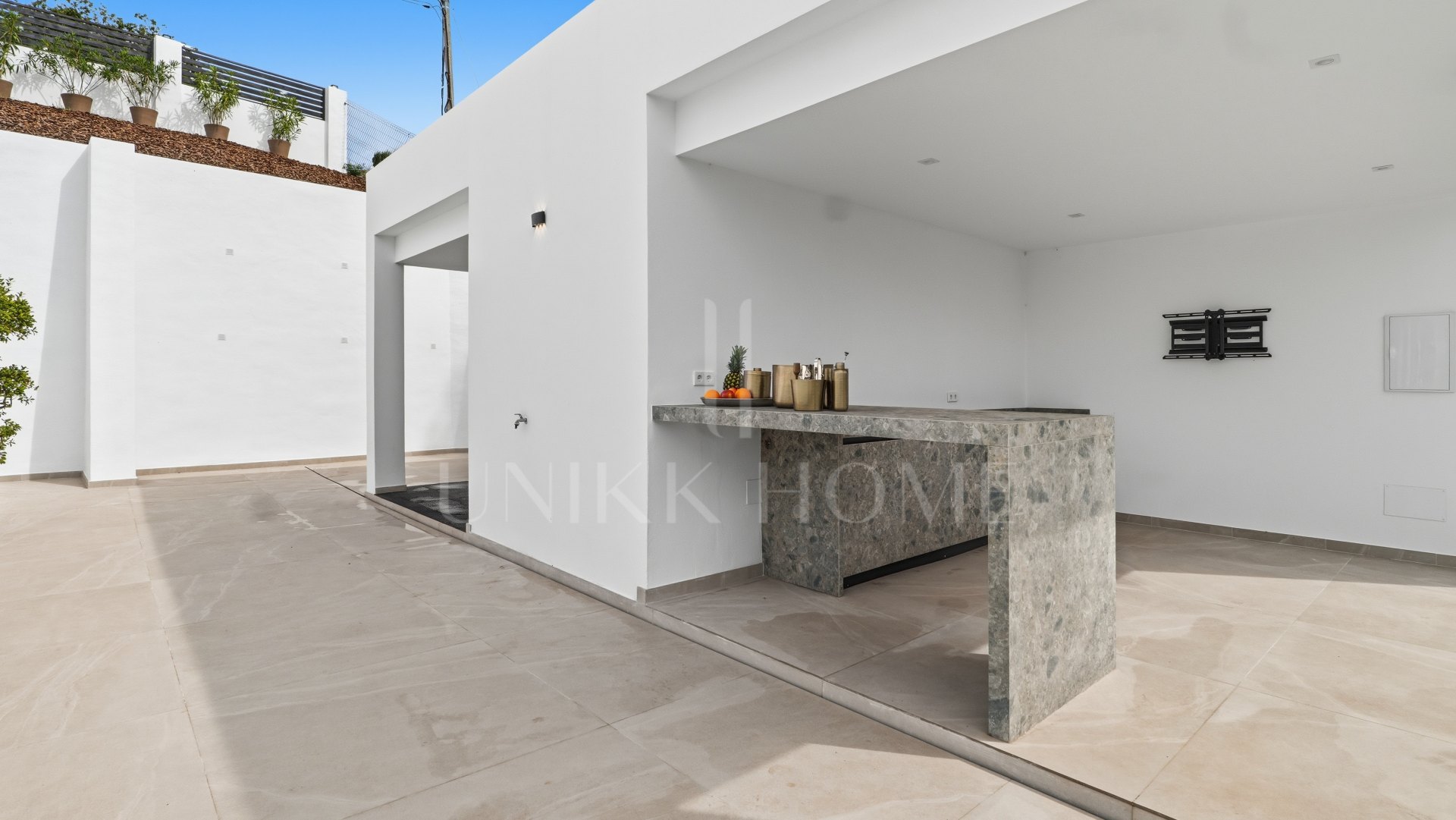 Elegante villa contemporánea con vistas al mar en El Rosario, Marbella