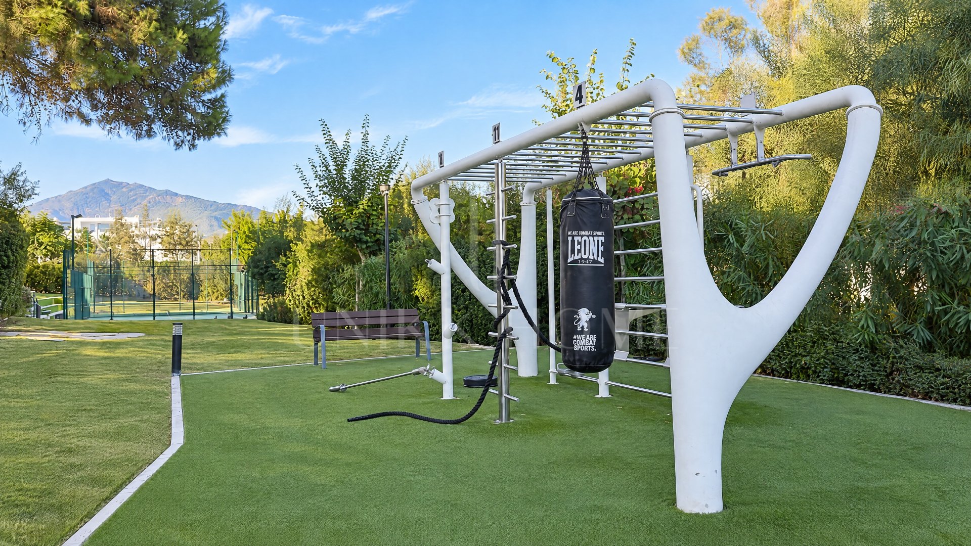 Elegante apartamento de 3 dormitorios con jardín privado en Terrazas de Atalaya, Estepona