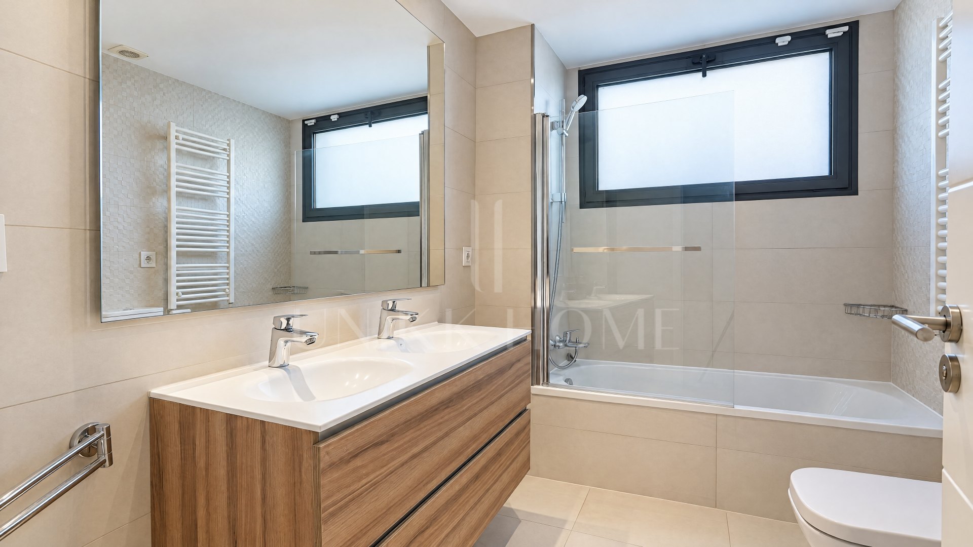 Elegant 3-Bedroom Apartment with Private Garden in Terrazas de Atalaya, Estepona