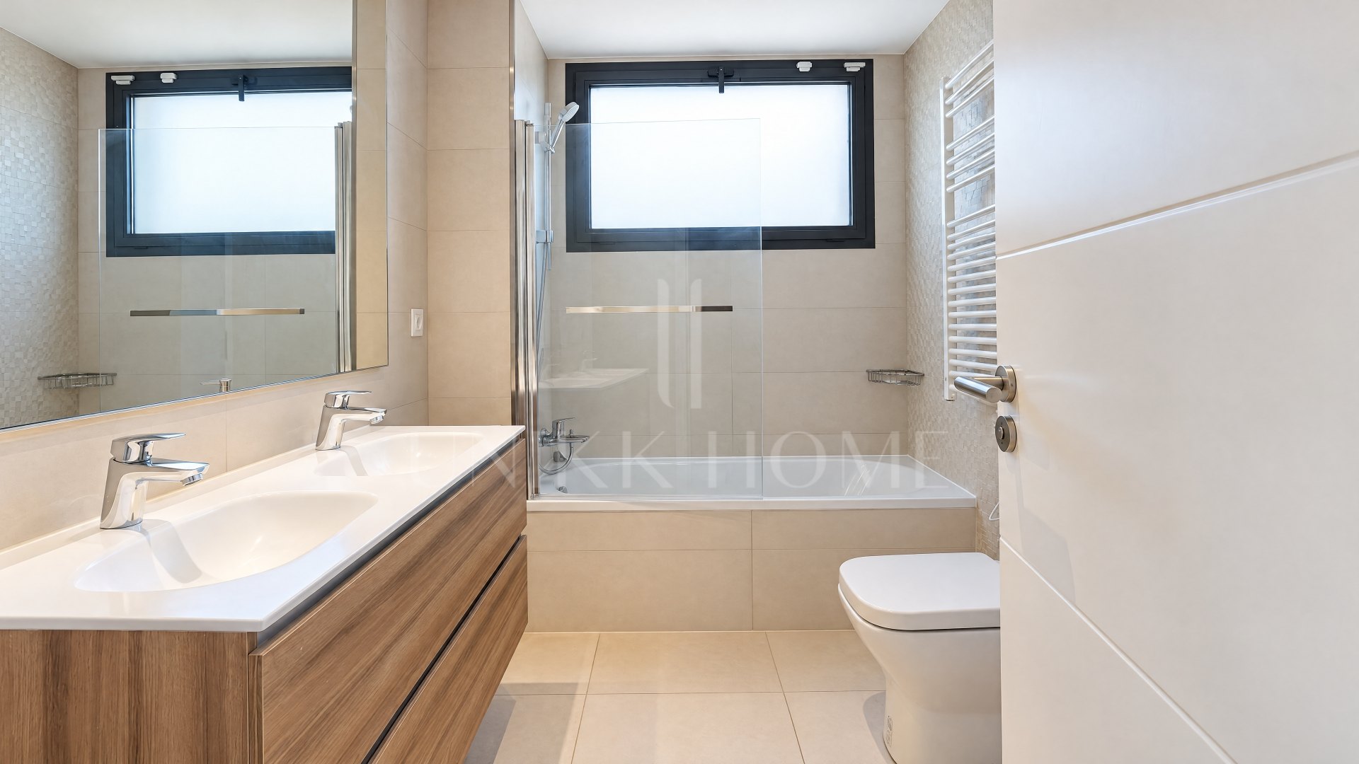 Elegant 3-Bedroom Apartment with Private Garden in Terrazas de Atalaya, Estepona
