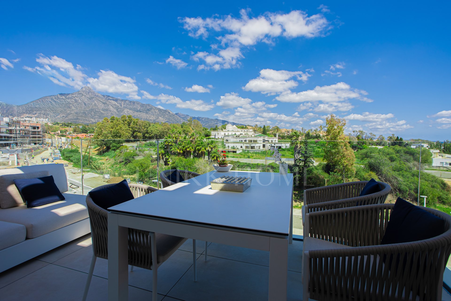 Ático de lujo con piscina privada en la azotea en Benalús, Marbella