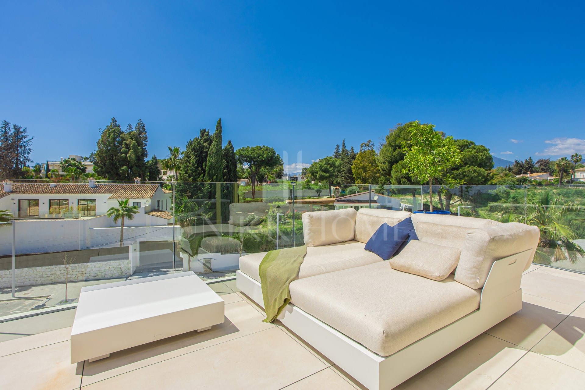 Ático de lujo con piscina privada en la azotea en Benalús, Marbella