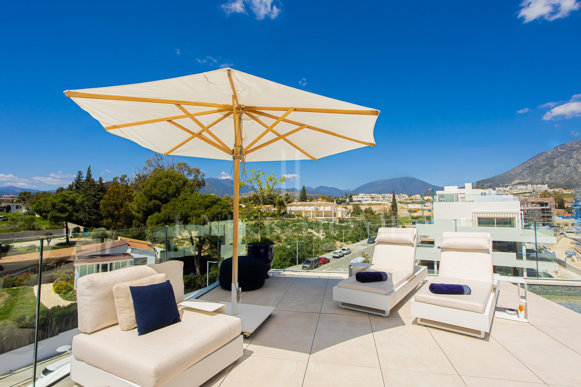 Ático de lujo con piscina privada en la azotea en Benalús, Marbella
