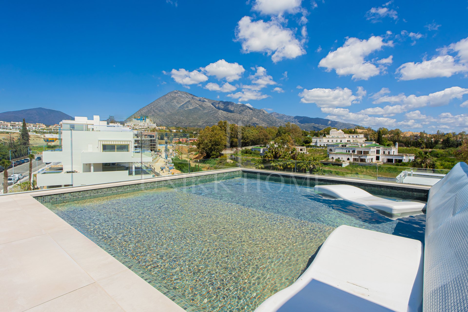 Ático de lujo con piscina privada en la azotea en Benalús, Marbella