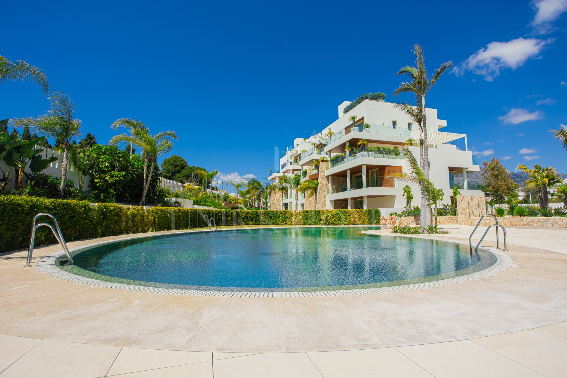 Ático de lujo con piscina privada en la azotea en Benalús, Marbella