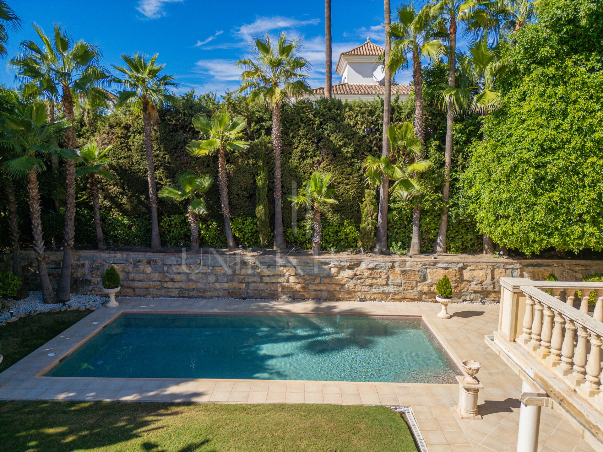 Elegante villa mediterránea con piscina privada en Nueva Andalucía, Marbella