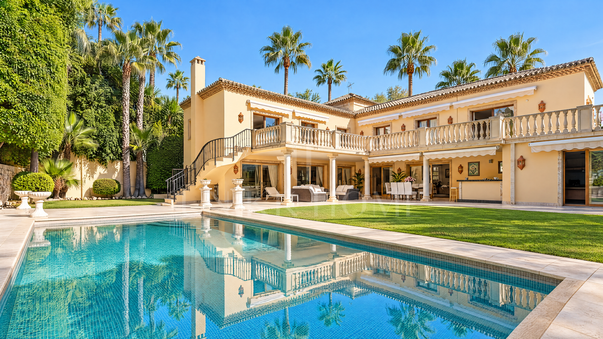 Elegante villa mediterránea con piscina privada en Nueva Andalucía, Marbella