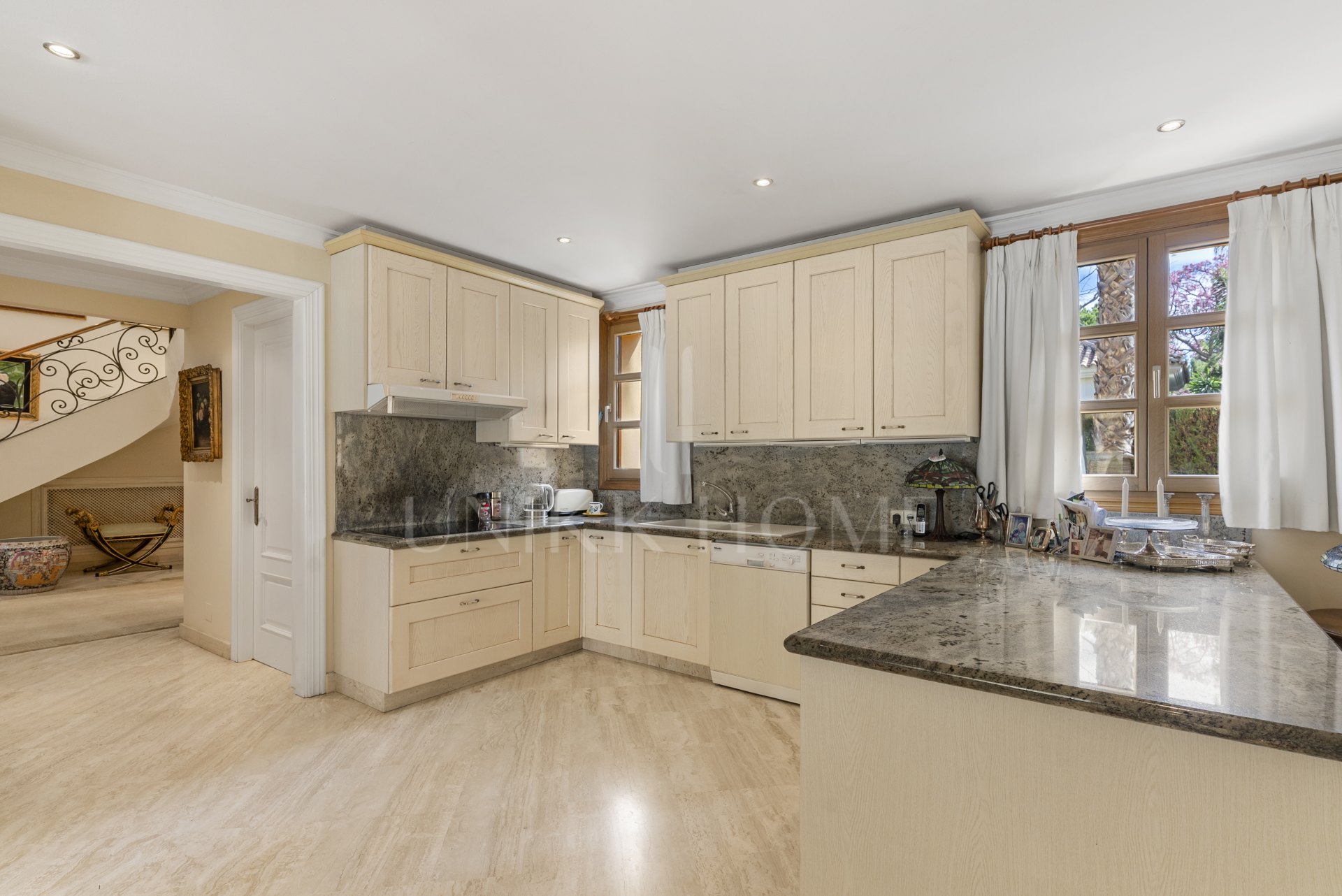 Elegante villa mediterránea con piscina privada en Nueva Andalucía, Marbella