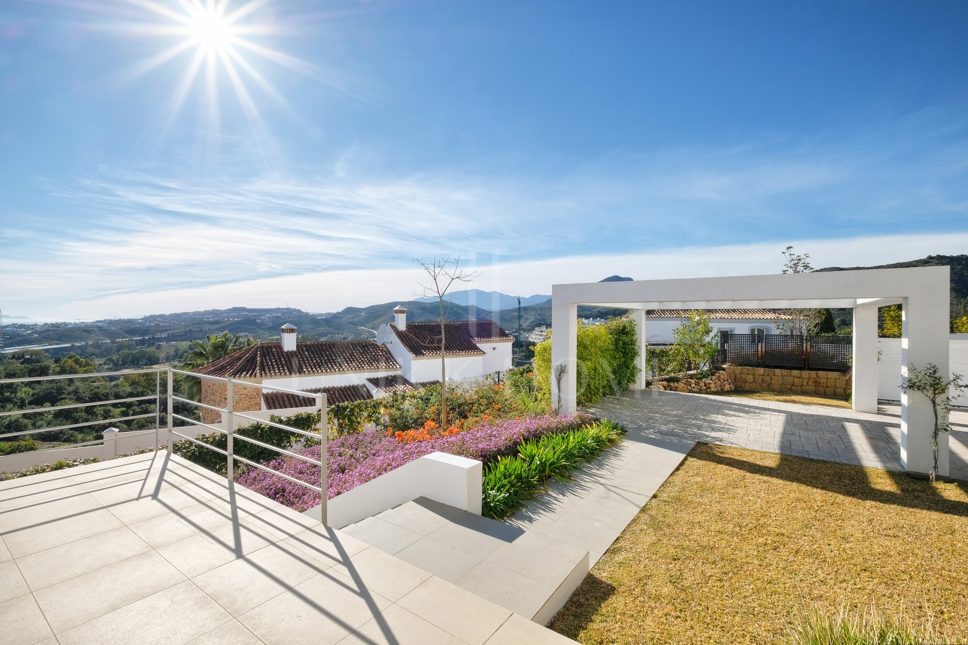 Modern 4-Bedroom Villa with Sea & Mountain Views, Benahavís