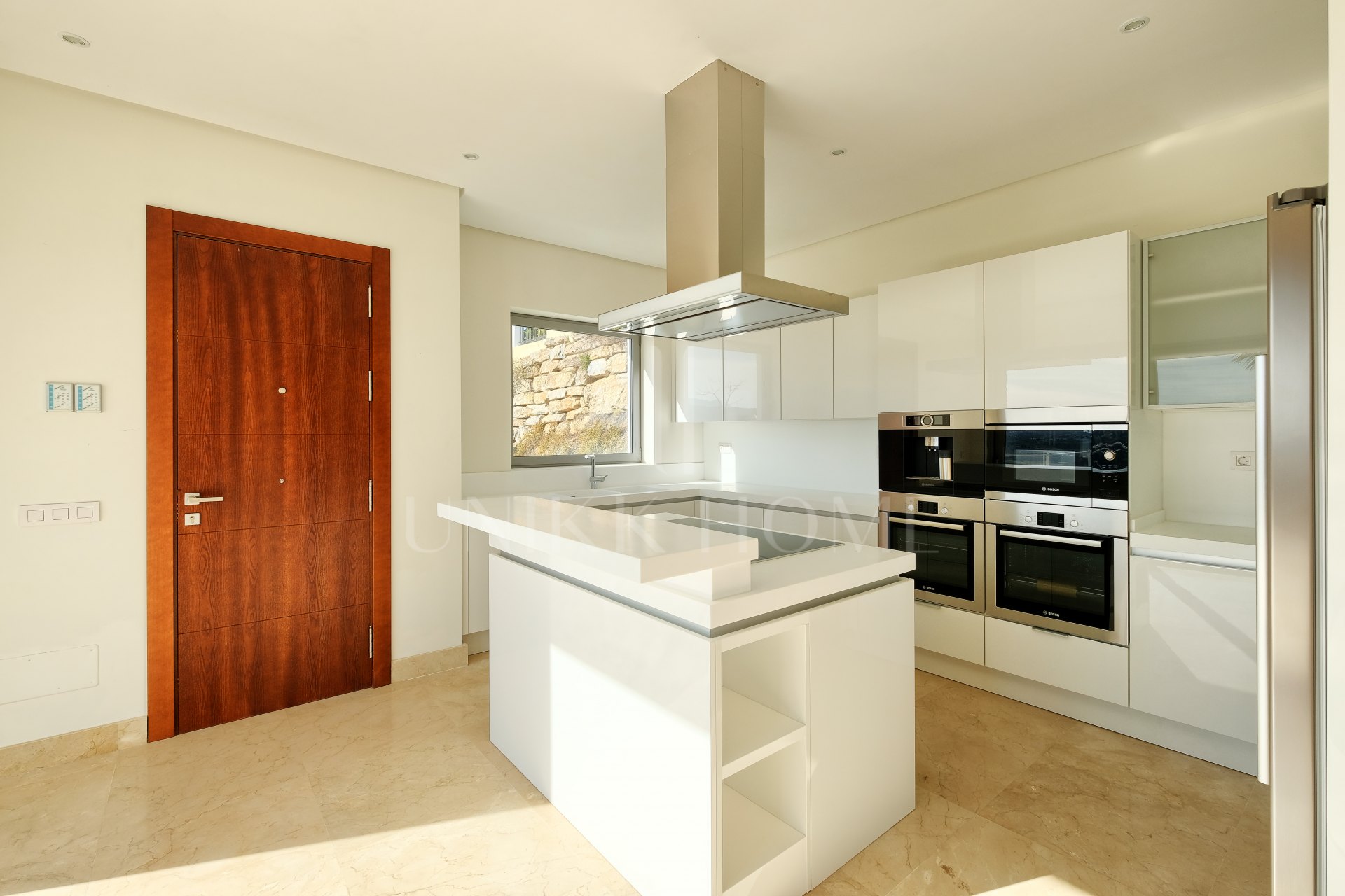 Modern 4-Bedroom Villa with Sea & Mountain Views, Benahavís