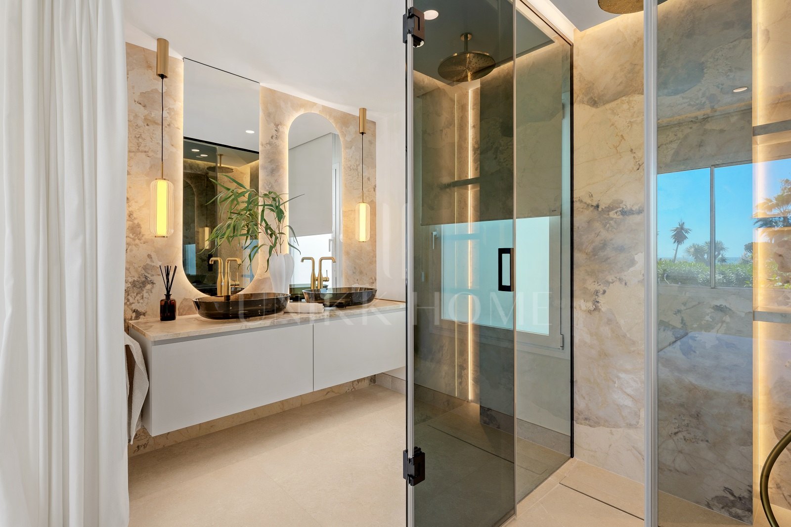 Frontline Beach Apartment with Direct Sea Access