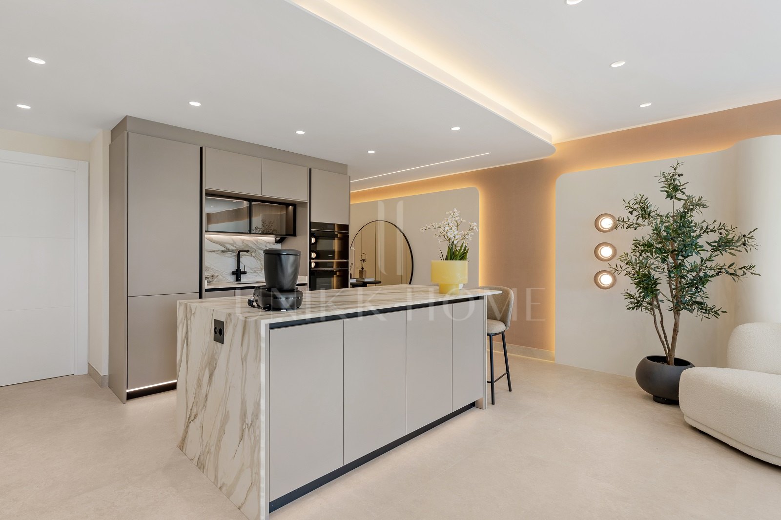 Frontline Beach Apartment with Direct Sea Access