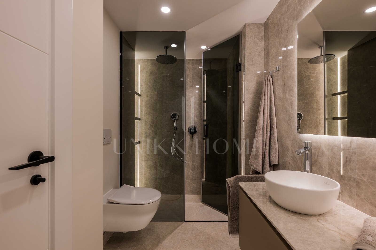 Frontline Beach Apartment with Direct Sea Access