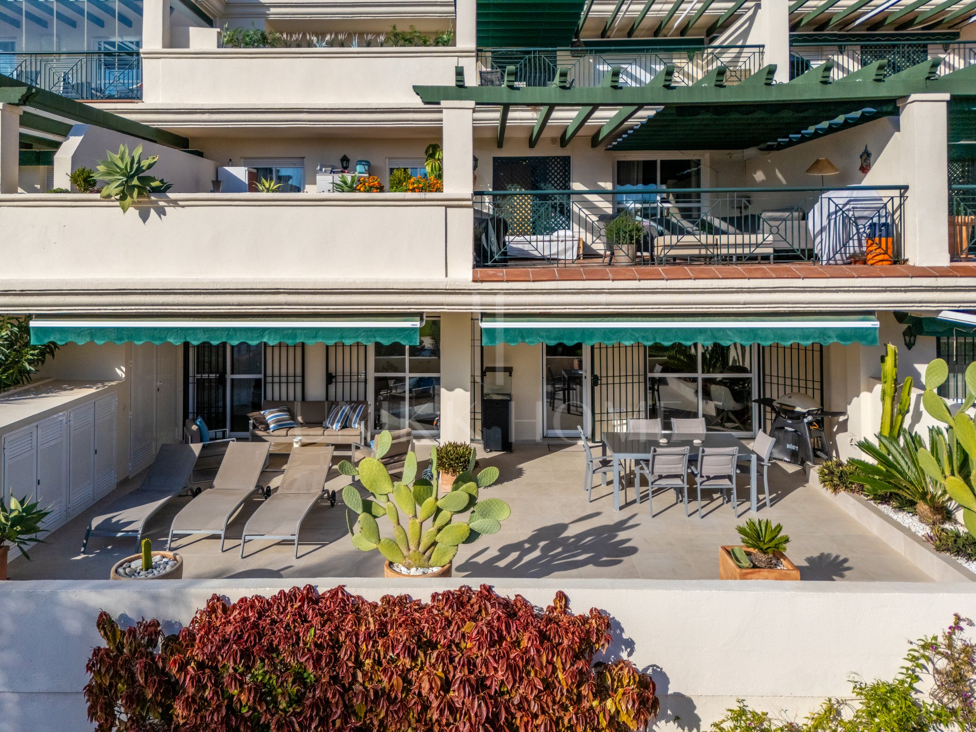 2-Bedroom Apartment with Spacious Terrace, Nueva Andalucía